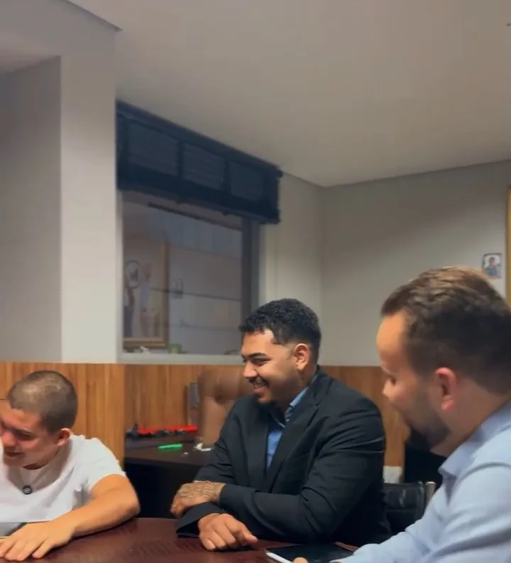 Cliente da Maxcon conversando com a equipe após a contemplação