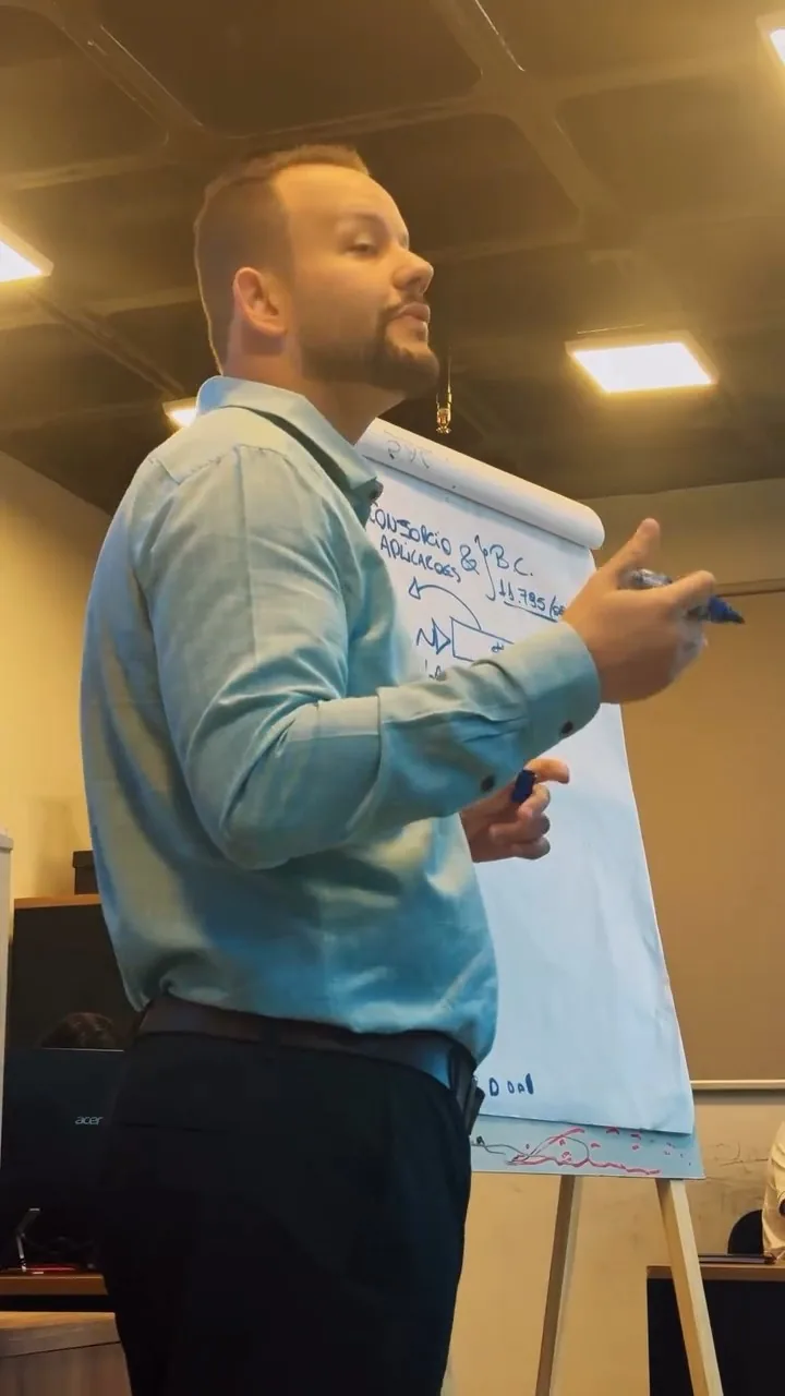 Eduardo Silva conduzindo treinamento da equipe Maxcon